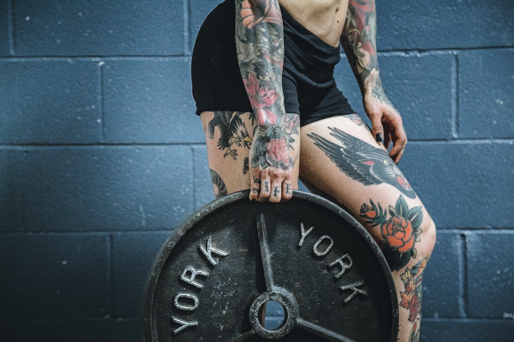 woman carry heavy weighted plate